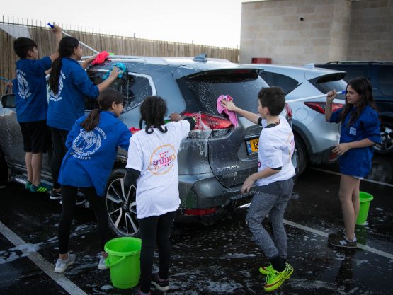 חניכי &quot;מחנות העולים&quot; בשטיפת מכוניות שכונתית