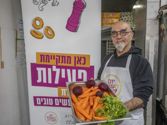השף ישראל אהרוני מבשל 140 מנות גורמה לנזקקים בעמותת לשובע